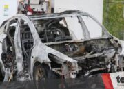 Tesla Model Y hangus terbakar saat sedang isi baterai